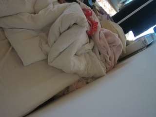 voyeurcam-julmodels-whitebed-4