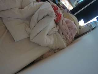 voyeurcam-julmodels-whitebed-4