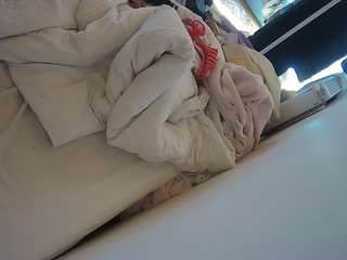 voyeurcam-julmodels-whitebed-4