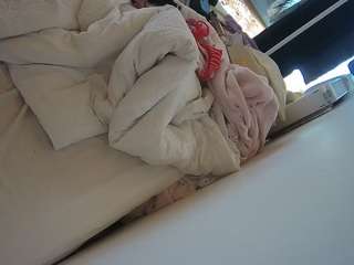 voyeurcam-julmodels-whitebed-4