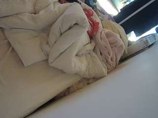 voyeurcam-julmodels-whitebed-4