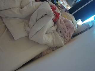 voyeurcam-julmodels-whitebed-4