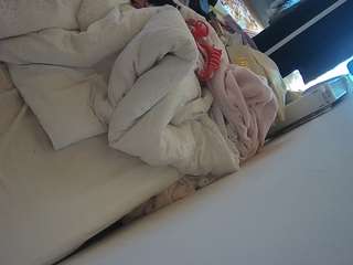 voyeurcam-julmodels-whitebed-4