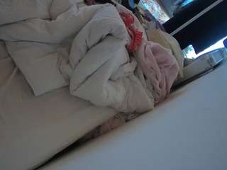 voyeurcam-julmodels-whitebed-4 webcam