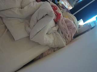 voyeurcam-julmodels-whitebed-4