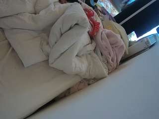 voyeurcam-julmodels-whitebed-4