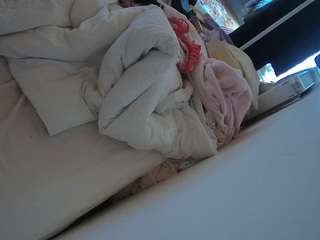 voyeurcam-julmodels-whitebed-4