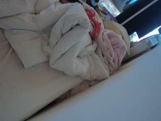 voyeurcam-julmodels-whitebed-4