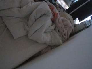 voyeurcam-julmodels-whitebed-4