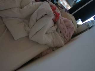 voyeurcam-julmodels-whitebed-4