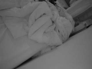 voyeurcam-julmodels-whitebed-4 webcam