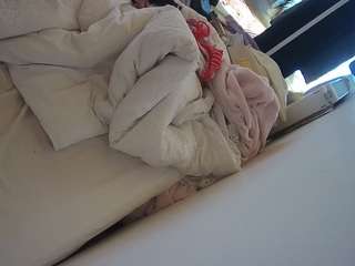 voyeurcam-julmodels-whitebed-4