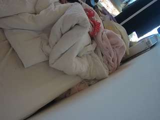 voyeurcam-julmodels-whitebed-4