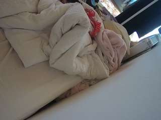 voyeurcam-julmodels-whitebed-4