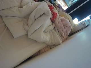 voyeurcam-julmodels-whitebed-4