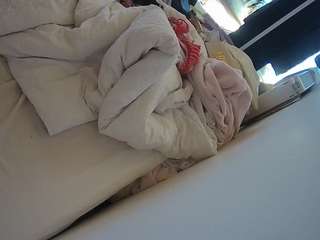 voyeurcam-julmodels-whitebed-4