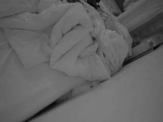 voyeurcam-julmodels-whitebed-4