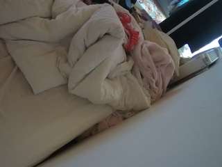 voyeurcam-julmodels-whitebed-4