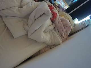 voyeurcam-julmodels-whitebed-4