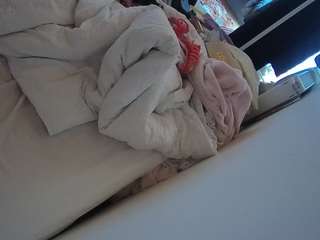 voyeurcam-julmodels-whitebed-4