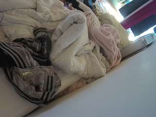 voyeurcam-julmodels-whitebed-4