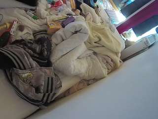 voyeurcam-julmodels-whitebed-4