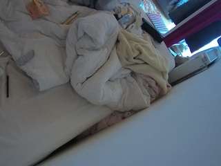 voyeurcam-julmodels-whitebed-4