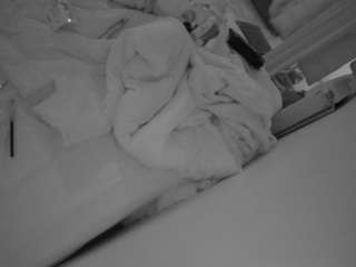 voyeurcam-julmodels-whitebed-4 webcam