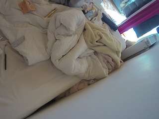 voyeurcam-julmodels-whitebed-4 webcam