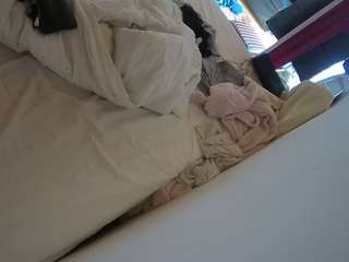 voyeurcam-julmodels-whitebed-4