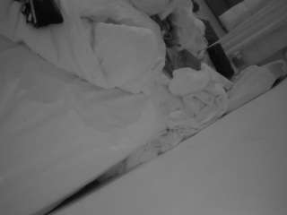 voyeurcam-julmodels-whitebed-4