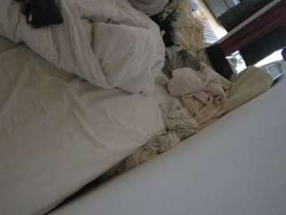 voyeurcam-julmodels-whitebed-4