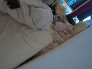 voyeurcam-julmodels-whitebed-4