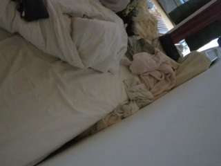 voyeurcam-julmodels-whitebed-4