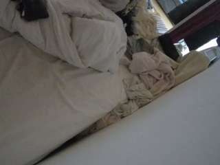 voyeurcam-julmodels-whitebed-4
