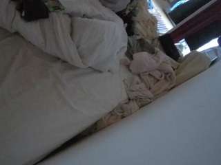 voyeurcam-julmodels-whitebed-4