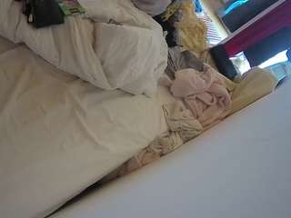 voyeurcam-julmodels-whitebed-4