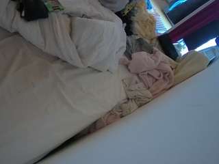 voyeurcam-julmodels-whitebed-4