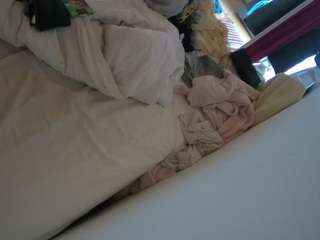 voyeurcam-julmodels-whitebed-4
