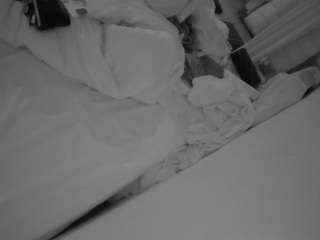 voyeurcam-julmodels-whitebed-4
