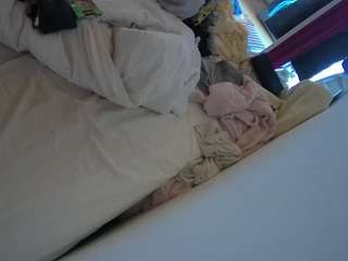 voyeurcam-julmodels-whitebed-4 webcam