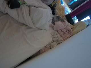 voyeurcam-julmodels-whitebed-4