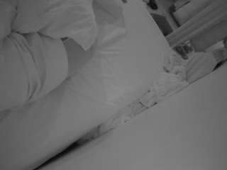 voyeurcam-julmodels-whitebed-4