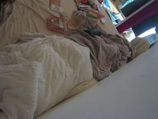 voyeurcam-julmodels-whitebed-4