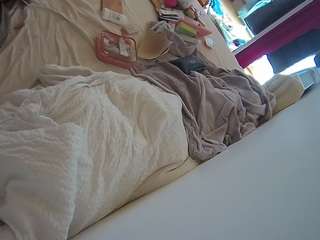 voyeurcam-julmodels-whitebed-4