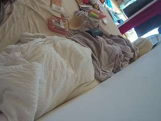voyeurcam-julmodels-whitebed-4