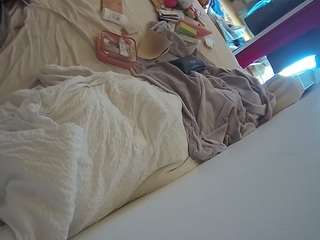 voyeurcam-julmodels-whitebed-4
