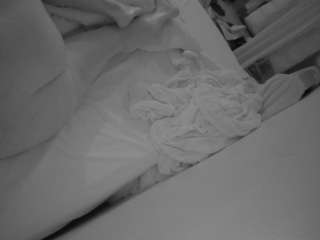 voyeurcam-julmodels-whitebed-4 webcam