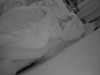 voyeurcam-julmodels-whitebed-4 webcam