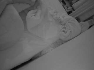voyeurcam-julmodels-whitebed-4 webcam